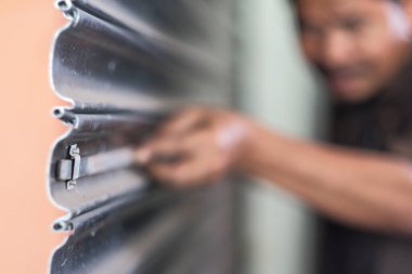 Müteahhit sınıfın kepenklerini kapatıyor.