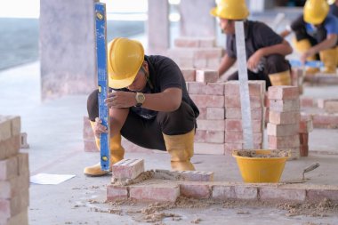 Besut, Malezya - 8 Eylül 2020: Üniversite öğrencileri tuğla atölyesinde ruh seviyesini kullandılar