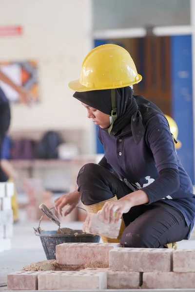 Besut Malasia Septiembre 2020 Estudiantes Universitarios Trabajando Construcción Paredes Ladrillo —  Fotos de Stock
