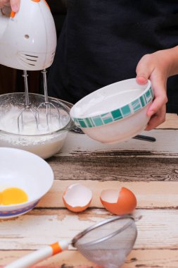 Mutfakta krem şantili mini pavlovalar yapmak.