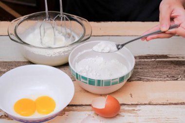 Mutfakta krem şantili mini pavlovalar yapmak.