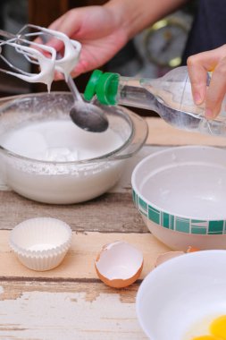 Mutfakta krem şantili mini pavlovalar yapmak.