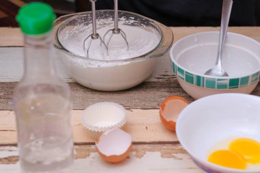 Mutfakta krem şantili mini pavlovalar yapmak.