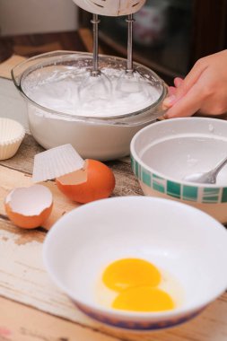 Mutfakta krem şantili mini pavlovalar yapmak.