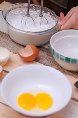 Mutfakta krem şantili mini pavlovalar yapmak.