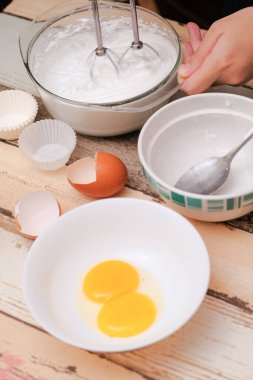 Mutfakta krem şantili mini pavlovalar yapmak.