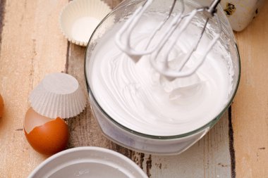 Mutfakta krem şantili mini pavlovalar yapmak.