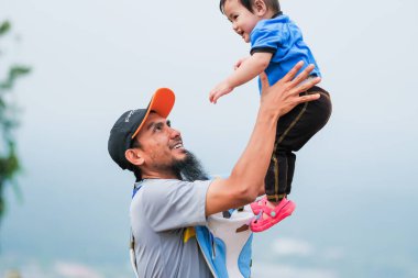 Muadzam Şah, Malezya - 13 Eylül 2020: Babam bebeği Muadzam Şah, Malezya 'daki Ridan Tepesi' nin tepesine attı.