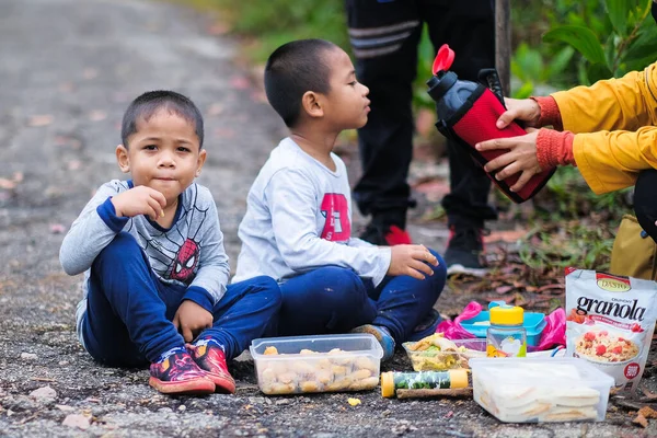 Muadzam Şah, Malezya - 13 Eylül 2020: Malezya 'nın Muadzam Şah kentindeki Ridan Tepesi' nin tepesinde yürüyüş yapan aile yemek yiyor. Tatilde aile yürüyüşü..