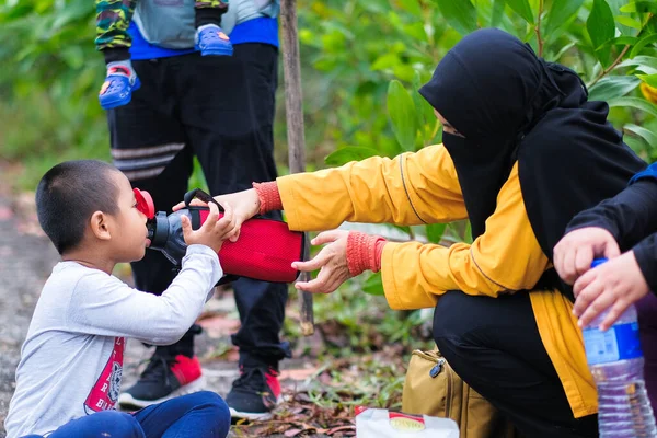 Muadzam Shah Malaysia September 13Th 2020 Hiking Family Having Food — Stock Photo, Image