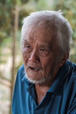 Yaşlı çiftçi Durian Meyve Bahçesi 'nde bir kulübede dinleniyordu..