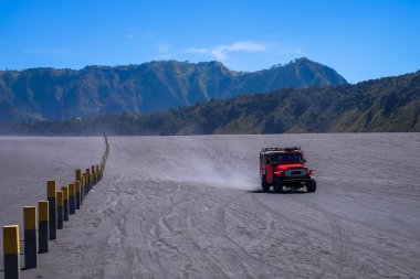 Bromo, Surabaya, Endonezya - 1 Ağustos 2019: Doğu Java, Endonezya 'daki Bromo Dağı' nda turist kiralamak için turistler için 4x4 Jeep.