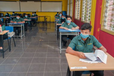Muadzam Şah, Malezya - 8 Temmuz 2020: Malezyalı öğrenciler Covid -19 'dan korunmak için okulda yüz maskesi ve yüz maskesi takıyorlar. Yeni normal eğitim.
