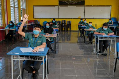 Muadzam Şah, Malezya - 8 Temmuz 2020: Malezyalı öğrenciler Covid -19 'dan korunmak için okulda yüz maskesi ve yüz maskesi takıyorlar. Yeni normal eğitim.