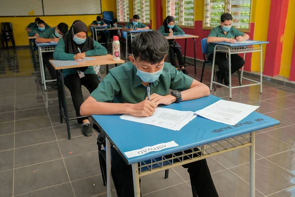 Muadzam Şah, Malezya - 8 Temmuz 2020: Malezyalı öğrenciler Covid -19 'dan korunmak için okulda yüz maskesi ve yüz maskesi takıyorlar. Yeni normal eğitim.
