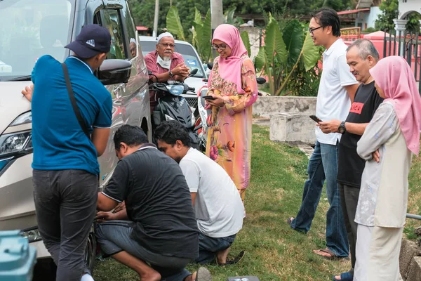 Muadzam Shah Μαλαισία Σεπτεμβρίου 2020 Άνδρες Βοηθούν Μια Γυναίκα Αλλάξει — Φωτογραφία Αρχείου