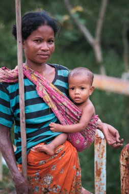 Muadzam Şah, Malezya - 21 Eylül 2020: Aborjin anne batik sarung giyip bebek taşıyor