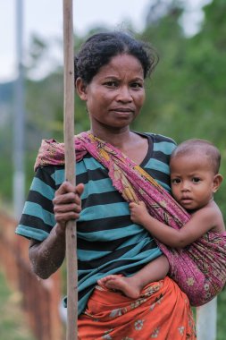 Muadzam Şah, Malezya - 21 Eylül 2020: Aborjin anne batik sarung giyip bebek taşıyor