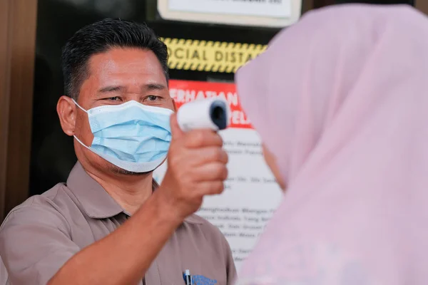 Muadzam Shah Malásia Julho 2020 Coronavirus Verificando Temperatura Corporal Corona — Fotografia de Stock