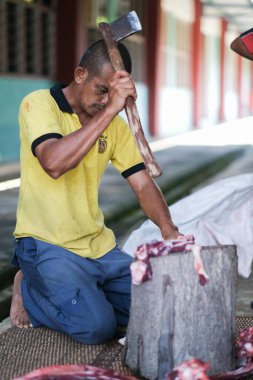 Muadzam Şah, Malezya - 10 Ağustos 2020: Keskin bir baltayla et yığını oyan kimliği belirsiz adam