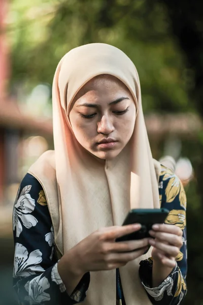Portrét Šťastné Muslimské Ženy Pomocí Mobilního Telefonu Při Stání Vysoké — Stock fotografie
