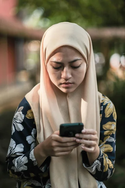 Üniversitedeyken Cep Telefonu Kullanan Mutlu Müslüman Kadının Portresi — Stok fotoğraf