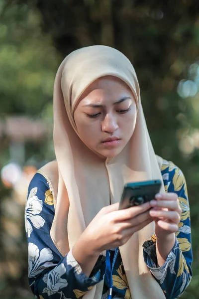 Portrét Šťastné Muslimské Ženy Pomocí Mobilního Telefonu Při Stání Vysoké — Stock fotografie