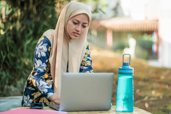 Foto Studentessa Islamica Che Indossa Velo Seduta Utilizzando Computer Portatile — Foto Stock