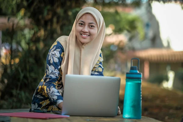 Foto Estudante Islâmica Usando Lenço Cabeça Sentado Usando Laptop Prata — Fotografia de Stock