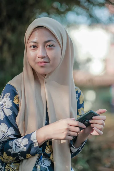 Portret Van Gelukkige Moslim Vrouw Met Behulp Van Mobiele Telefoon — Stockfoto