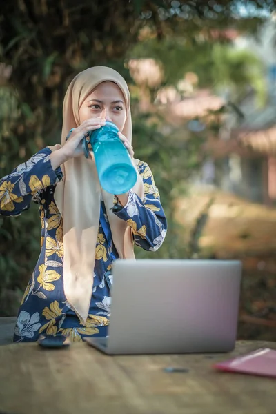 Studente Ragazza Malese Utilizzando Laptop Acqua Potabile Parco — Foto Stock