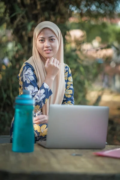 Φωτογραφία Μιας Ισλαμίστριας Φοιτήτριας Που Φοράει Μαντίλα Καθιστή Και Χρησιμοποιεί — Φωτογραφία Αρχείου