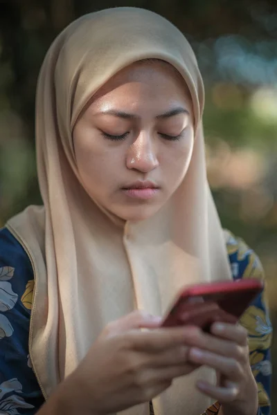 Gelukkig Jong Maleis Vrouwen Studenten Met Behulp Van Laptop Computer — Stockfoto