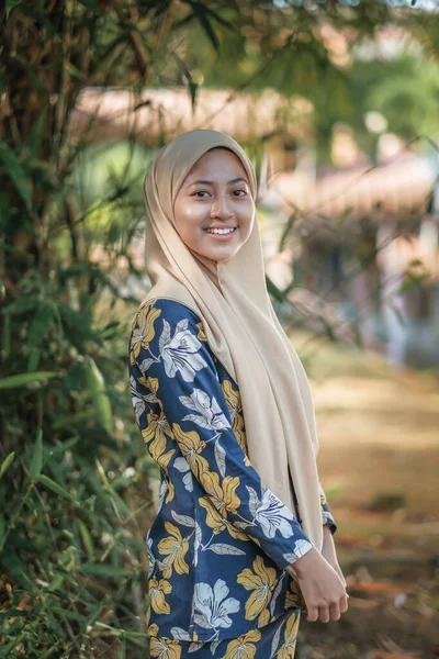 Portret Van Gelukkige Jonge Moslim Vrouw Dragen Crème Hijab Wazig — Stockfoto