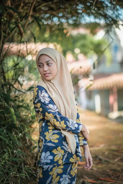 Porträt Einer Glücklichen Jungen Muslimin Mit Cremefarbenem Hijab Vor Verschwommenem — Stockfoto