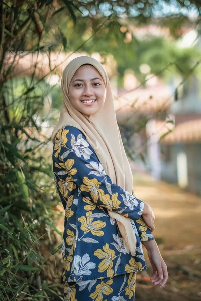 Bulanık Arka Planda Krem Rengi Başörtüsü Takan Mutlu Müslüman Kadın — Stok fotoğraf