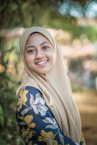 Bulanık Arka Planda Krem Rengi Başörtüsü Takan Mutlu Müslüman Kadın — Stok fotoğraf