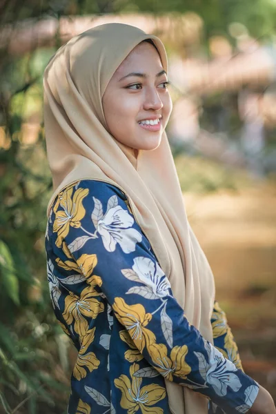 Retrato Joven Mujer Musulmana Feliz Usando Hijab Crema Sobre Fondo —  Fotos de Stock