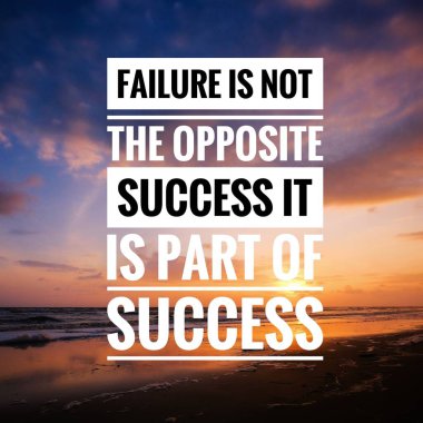 Güneşin doğuşu sırasında kumlu sahilde yumuşak mavi okyanus dalgalarıyla denizin üzerinde güzel bir bulut manzarası.