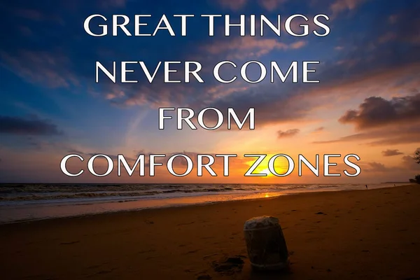 Güneşin doğuşu sırasında kumlu sahilde yumuşak mavi okyanus dalgalarıyla denizin üzerinde güzel bir bulut manzarası.