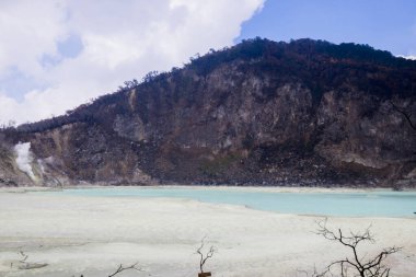 Beyaz Krater 'in (veya Kawah Putih) güzel panoraması, Ciwidey, Bandung, Endonezya. Ciwidey Beyaz Krateri bir göldür, kraterin etrafındaki sülfür ile karışan toprak onu beyaz yapar..