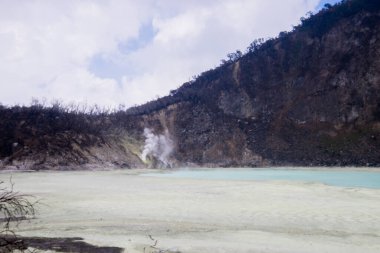Beyaz Krater 'in (veya Kawah Putih) güzel panoraması, Ciwidey, Bandung, Endonezya. Ciwidey Beyaz Krateri bir göldür, kraterin etrafındaki sülfür ile karışan toprak onu beyaz yapar..