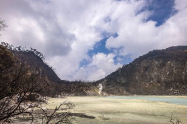 Beyaz Krater 'in (veya Kawah Putih) güzel panoraması, Ciwidey, Bandung, Endonezya. Ciwidey Beyaz Krateri bir göldür, kraterin etrafındaki sülfür ile karışan toprak onu beyaz yapar..