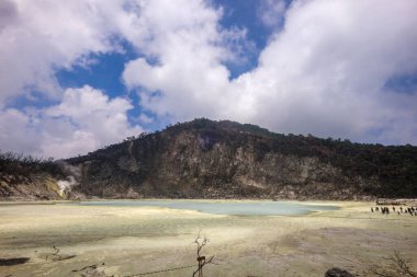 Beyaz Krater 'in (veya Kawah Putih) güzel panoraması, Ciwidey, Bandung, Endonezya. Ciwidey Beyaz Krateri bir göldür, kraterin etrafındaki sülfür ile karışan toprak onu beyaz yapar..