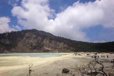 Beyaz Krater 'in (veya Kawah Putih) güzel panoraması, Ciwidey, Bandung, Endonezya. Ciwidey Beyaz Krateri bir göldür, kraterin etrafındaki sülfür ile karışan toprak onu beyaz yapar..