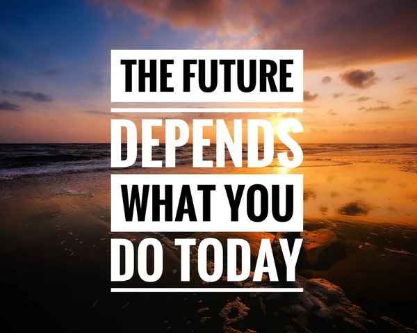 Güneşin doğuşu sırasında kumlu sahilde yumuşak mavi okyanus dalgalarıyla denizin üzerinde güzel bir bulut manzarası.