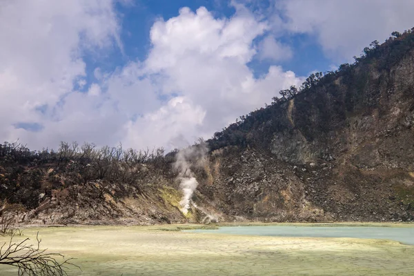 White Crater またはKawah Puutih Ciwidey バンドン インドネシアの美しいパノラマ シウィディホワイトクレーターは湖で クレーターの周りの硫黄と混合された土地はそれを白くします — ストック写真