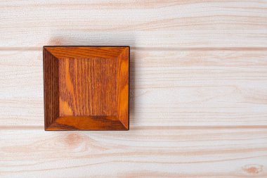 Ahşap zemin üzerinde ahşap plaka