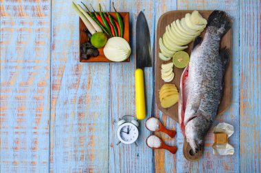 Çalar saat, tuz, msg, zencefil, sarımsak, soğan, misket limonu, acı biber ve limon otlu Asya deniz ürünleri..