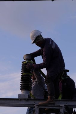 Muadzam Şah, Malezya - 9 Ocak 2020: Yüksek voltaj istasyonlarında tanımlanamayan elektrikçi çalışması.